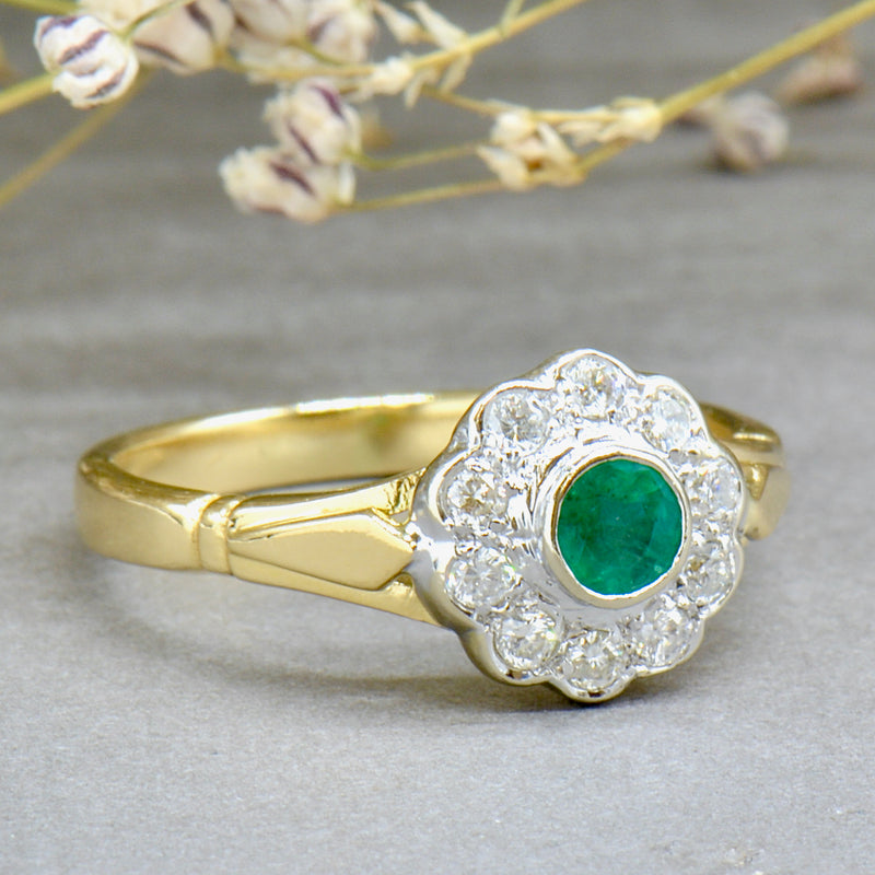 Vintage 18CT Gold Emerald & Diamond Daisy Engagement Ring