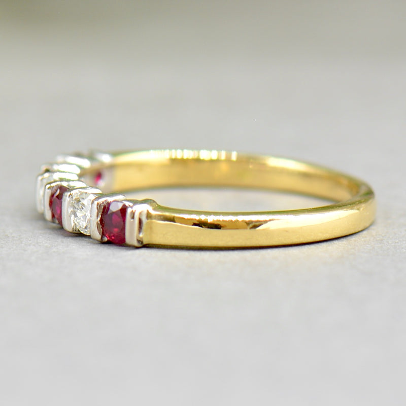 红宝石和钻石 18K 黄金七石结婚戒指（0.61 克拉）