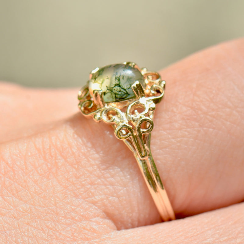 Vintage 1980s Moss Agate Art Nouveau Inspired Design 9ct Yellow Gold Ring