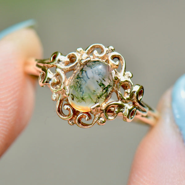 Vintage 1980s Moss Agate Art Nouveau Inspired Design 9ct Yellow Gold Ring