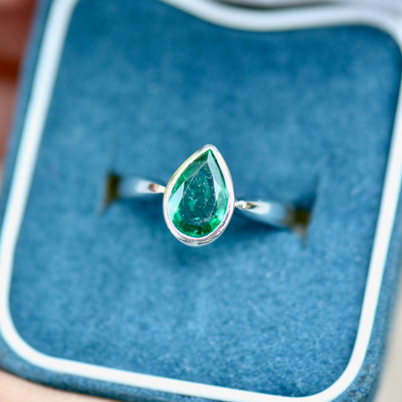 Vintage 2000s Emerald 18CT White Gold Solitaire Engagement Ring (0.91ct, With Gemological Lab Certificate)