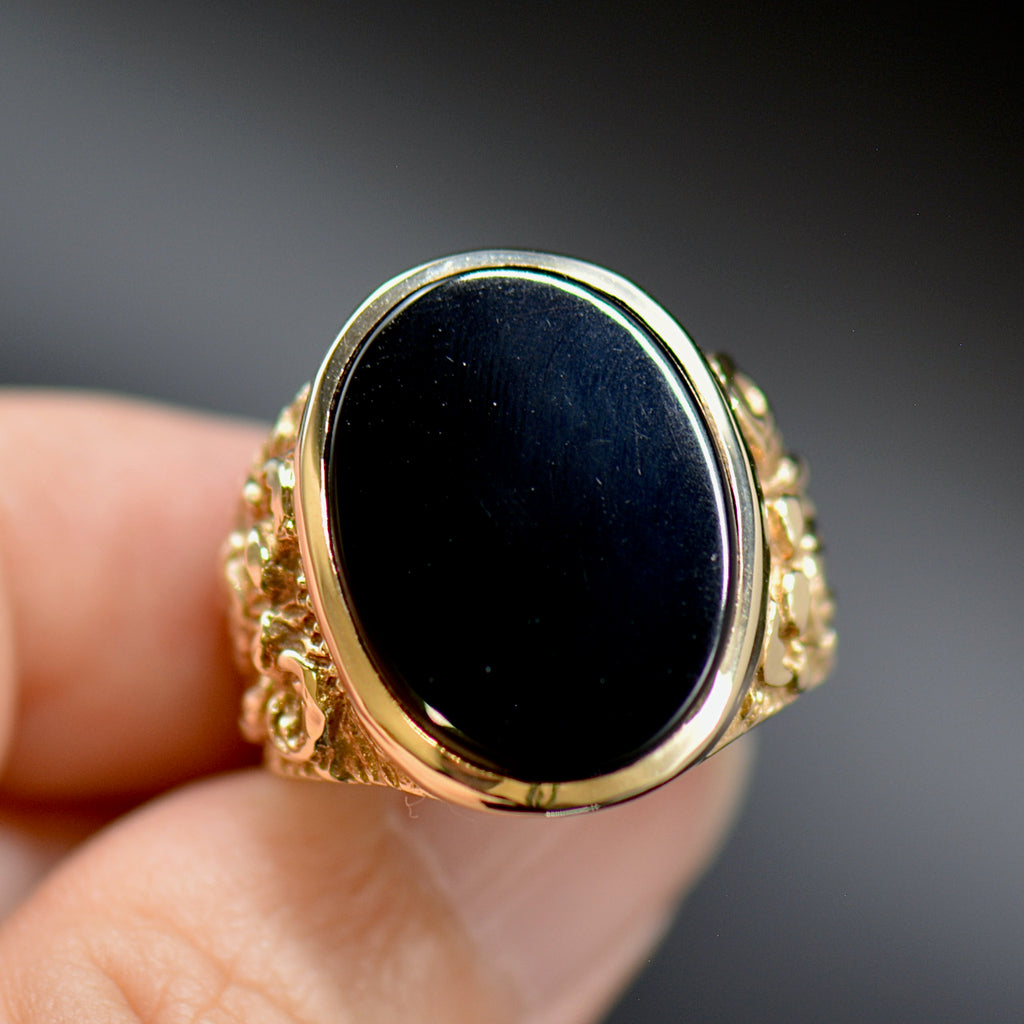 Vintage Heavy 9CT Yellow Gold Onyx Engraved Signet Ring